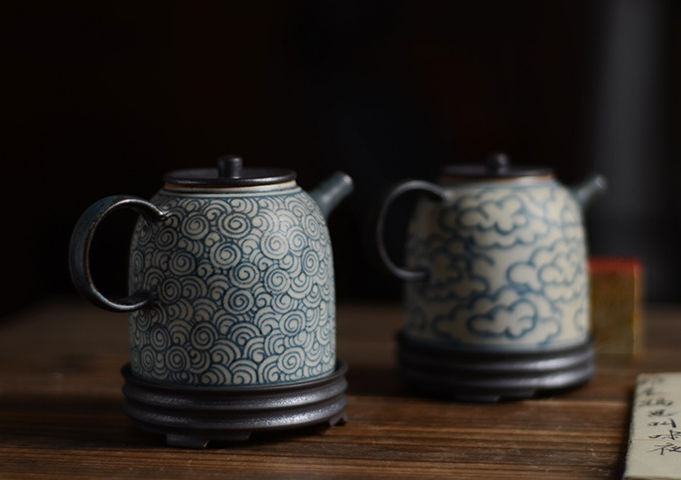 Elegant Old Style Hand Printed Qinghua Tea pot